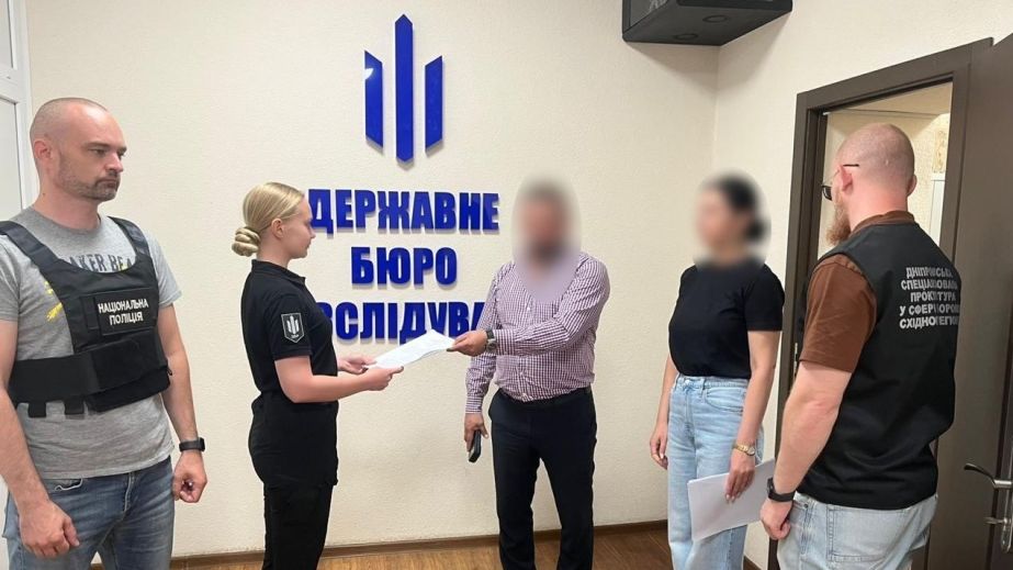 Выдавали уклонистов за иностранцев: на Днепропетровщине чиновники миграционной службы организовали схему побега за границу