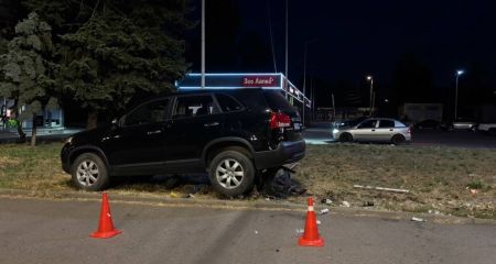 Снес знак, урну и лавку: в Кривом Роге легковой автомобиль вылетел на пешеходную зону (ФОТО)