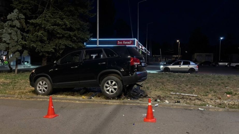 Снес знак, урну и лавку: в Кривом Роге легковой автомобиль вылетел на пешеходную зону (ФОТО)