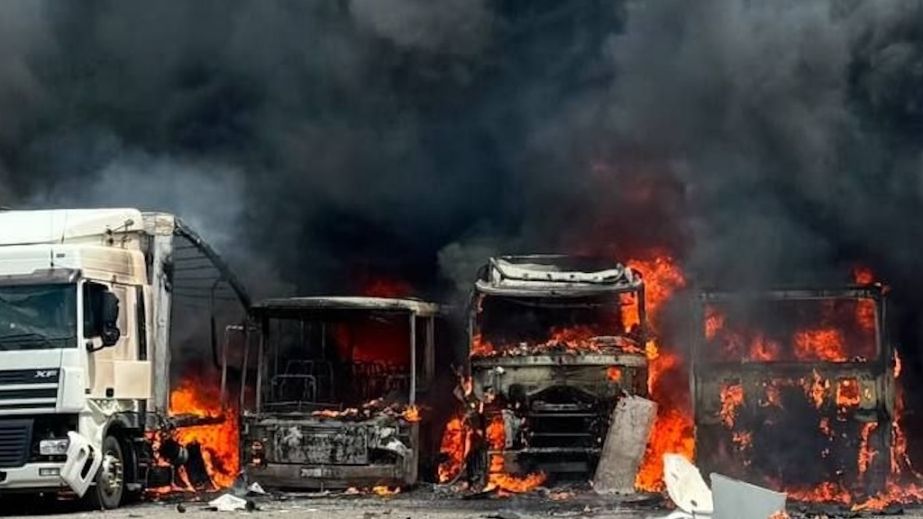 Вражеский удар по Павлограду: из-за атаки оккупантов вспыхнул масштабный пожар на СТО