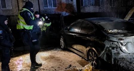 Приревновала и сожгла авто любимого: в Днепре полиция объявила подозрение женщине