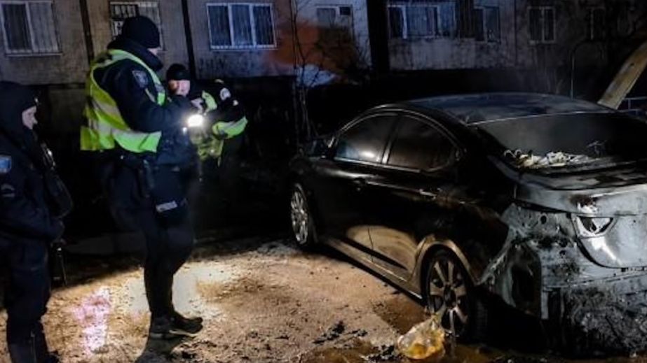 Приревновала и сожгла авто любимого: в Днепре полиция объявила подозрение женщине