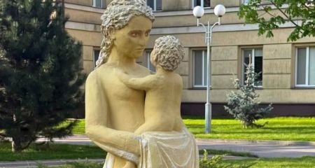 Вандализм в прифронтовом городе: в Никополе неизвестные повредили скульптуру матери с ребенком (ФОТО)