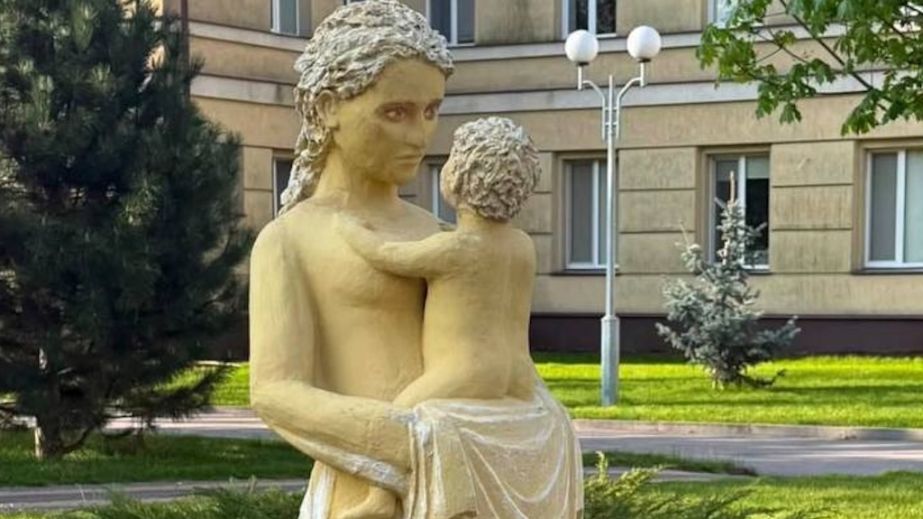 Вандалізм у прифронтовому місті: у Нікополі невідомі пошкодили скульптуру матері з дитиною (ФОТО)