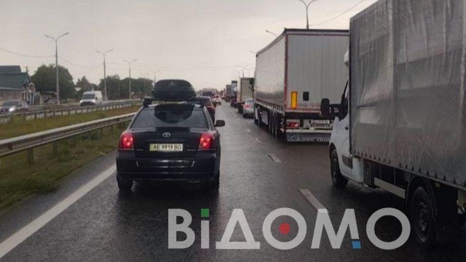 Великий затор: в Підгородньому потрапили у ДТП дві вантажівки (ФОТО, ВІДЕО)
