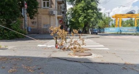 Метрове провалля посеред дороги: у Дніпрі на вулиці Героїв Крут асфальт іде під землю