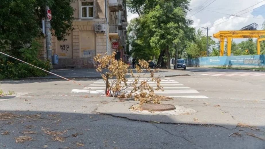 Метрове провалля посеред дороги: у Дніпрі на вулиці Героїв Крут асфальт іде під землю