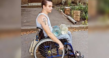 В Кривом Роге активист на колесном кресле выпал из-за разбитого тротуара