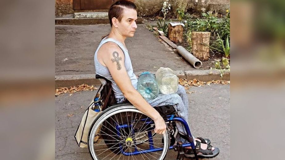 У Кривому Розі активіст на кріслі колісному випав через розбитий тротуар