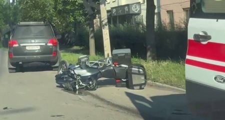 У Кам&rsquo;янському мотоцикліст без водійського влетів у позашляховик на "зустрічці" (ФОТО)