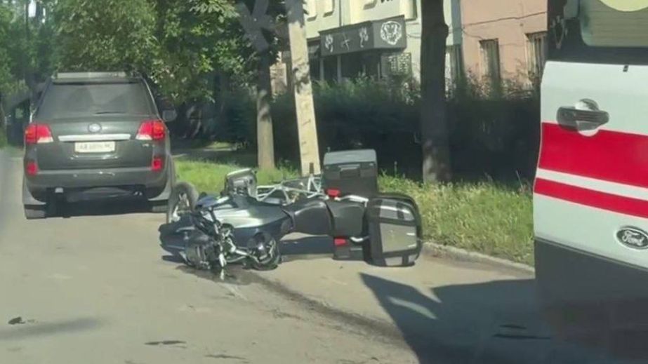 В Каменском мотоциклист без водительского влетел во внедорожник на "встречке" (ФОТО)