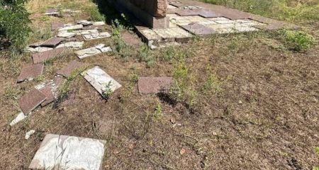 В городе Самар вандалы осквернили мемориал жертвам Холокоста нацистской символикой (ФОТО)