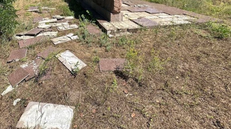 В городе Самар вандалы осквернили мемориал жертвам Холокоста нацистской символикой (ФОТО)