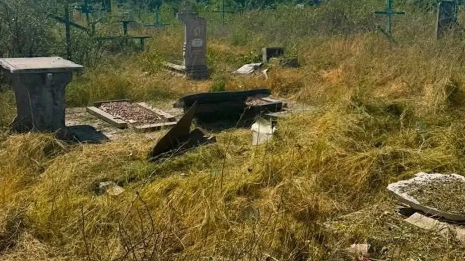 Черговий акт вандалізму: ворожі КАБи зруйнували кладовище на Дніпропетровщині (ФОТО)