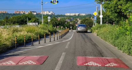 Безопасность на дорогах: в Днепре на перекрестке Героев Спасателей и Короля Пехоты установили дорожные столбики