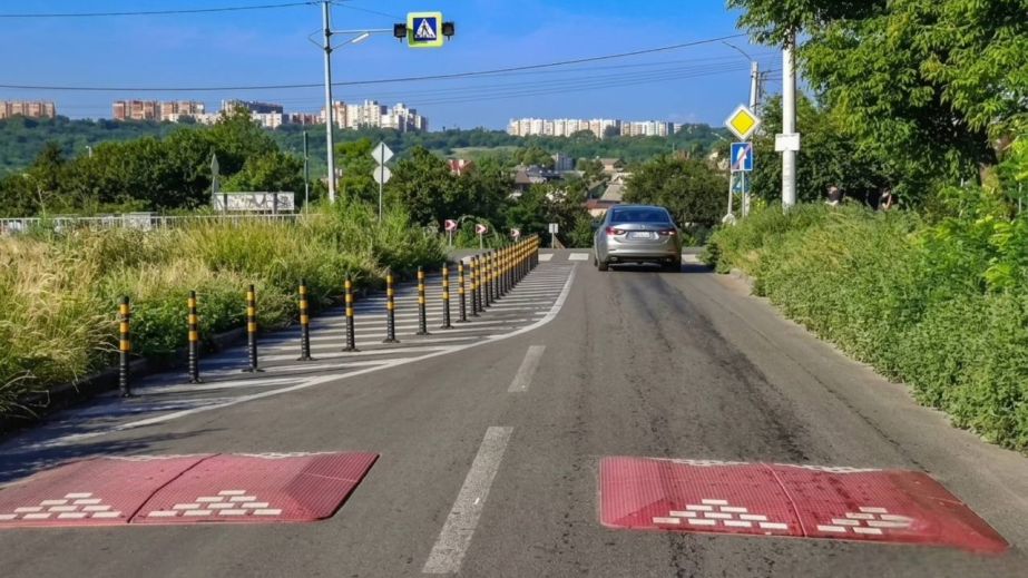 Безпека на дорогах: у Дніпрі на перехресті Героїв Рятувальників та Короля Піхоти встановили дорожні стовпчики