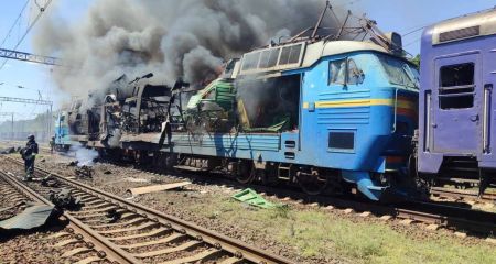 Двойной удар по пассажирскому поезду: враг атаковал железнодорожную инфраструктуру (ФОТО)