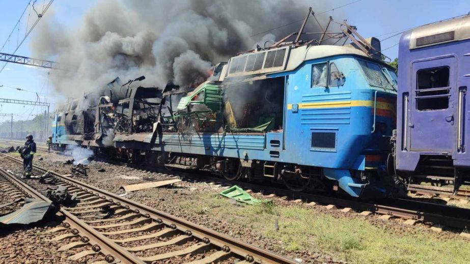 Подвійний удар по пасажирському поїзду: ворог атакував залізничну інфраструктуру (ФОТО)