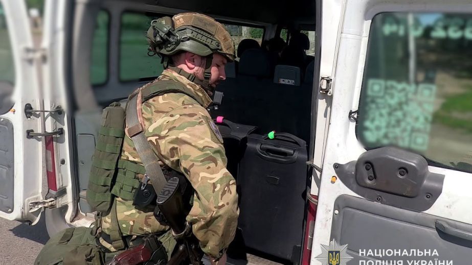 Нічна евакуація під загрозою БПЛА: екіпаж "Білий янгол" вивіз багатодітну родину та літню жінку з Нікопольщини (ВІДЕО)