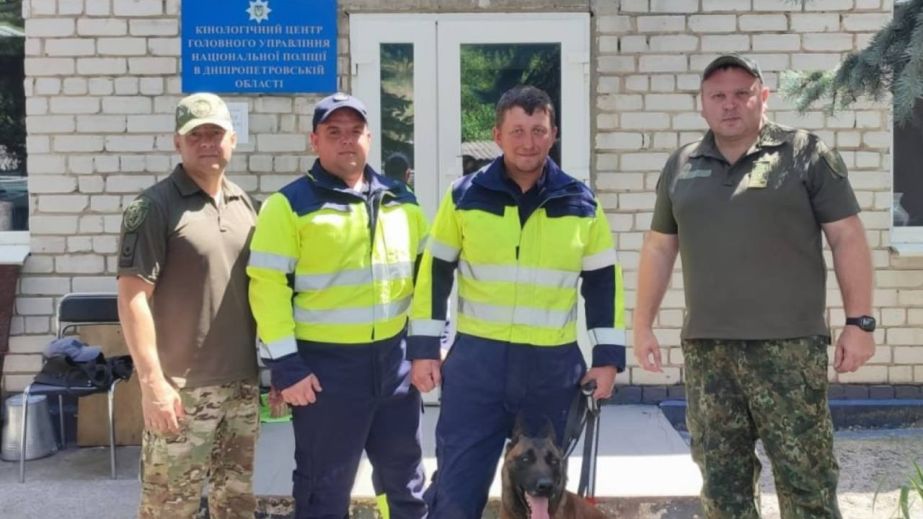 Поиск под завалами и обнаружение умерших: кинологи полиции и ГСЧС Днепропетровщины провели совместные учения (ФОТО)