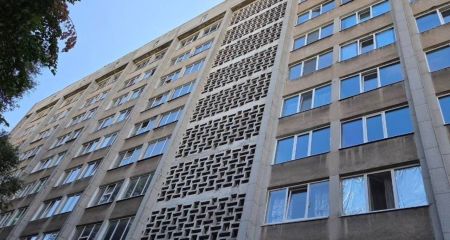 Замінять близько 350 вікон: у Дніпрі відновлюють пошкоджені обстрілами гуртожитки