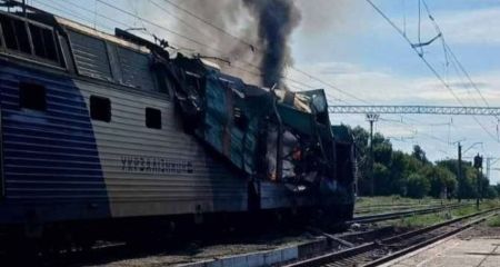 Удар по пасажирському поїзду на Дніпропетровщині: "шахед" влучив в локомотив (ФОТО)