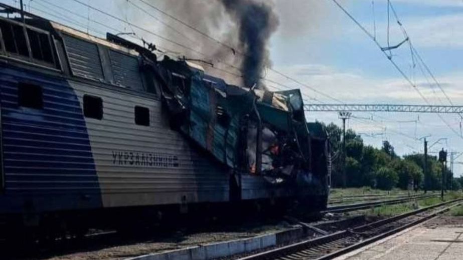 Удар по пасажирському поїзду на Дніпропетровщині: "шахед" влучив в локомотив (ФОТО)