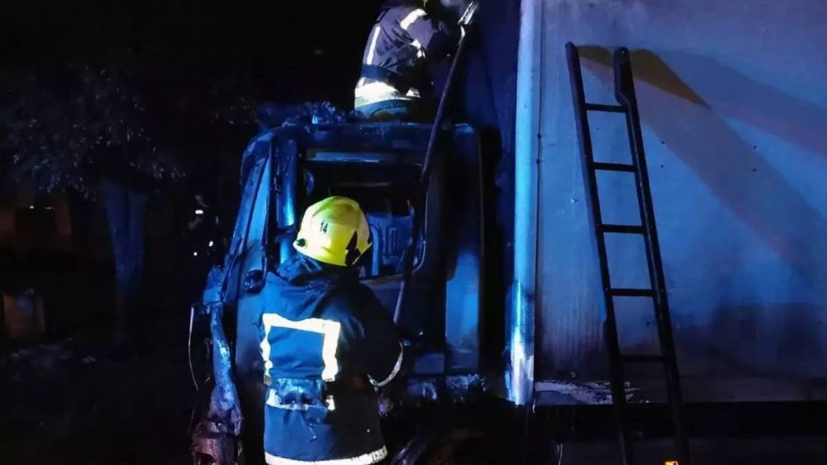 У Кривому Розі вночі спалахнула вантажівка Mercedes-Benz (ФОТО)