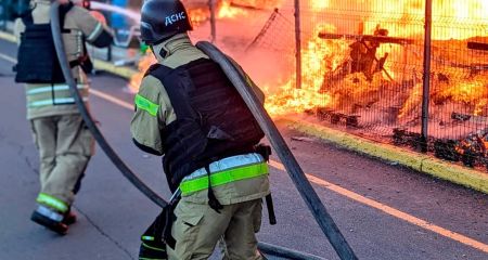По "Эпицентру" в Кривом Роге враг ударил реактивными "шахедами": горит более 16 000 квадратных метров застройки (ФОТО)