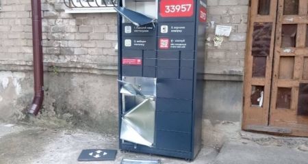 В Днепре вандалы раскурочили почтомат "Новой почты"