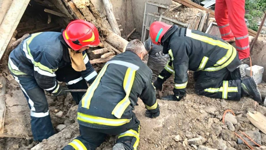 На Дніпропетровщині дах будинку обвалився на чоловіка