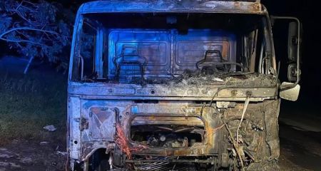 За деньги сожгли грузовик: в Кривом Роге задержали молодую пару поджигателей