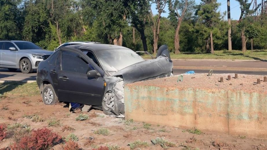 Водитель погиб на месте: в Кривом Роге авто влетело в бетонный блок (ФОТО)