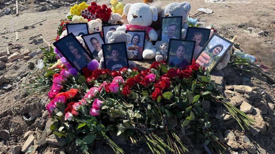 Минута молчания, цветы, игрушки: в Радушном сегодня почтили память погибших из-за ракетной атаки (ФОТО)