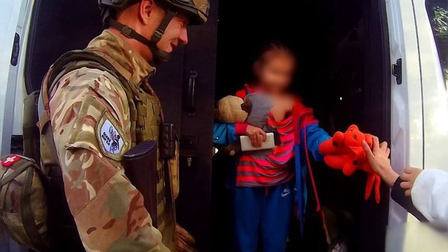 Евакуаційна група "Білий янгол" вивезла з Нікопольщини родину з двома дітьми та маломобільного чоловіка (ФОТО, ВІДЕО)