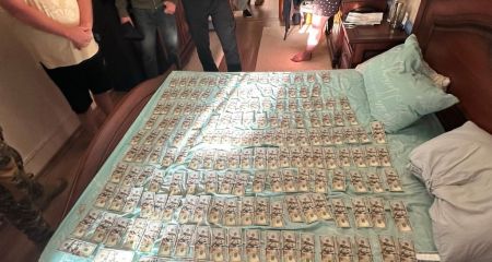 $12 000 за "непригодность": в Днепре задержали дельца, торговавшего справками для выезда за границу (ФОТО)