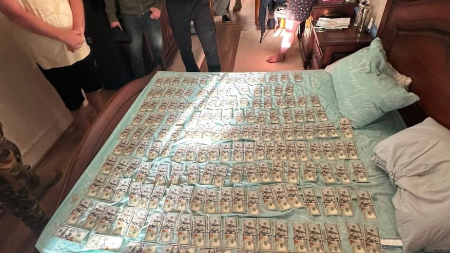 $12 000 за "непридатність": у Дніпрі затримали ділка, який торгував довідками для виїзду за кордон (ФОТО)