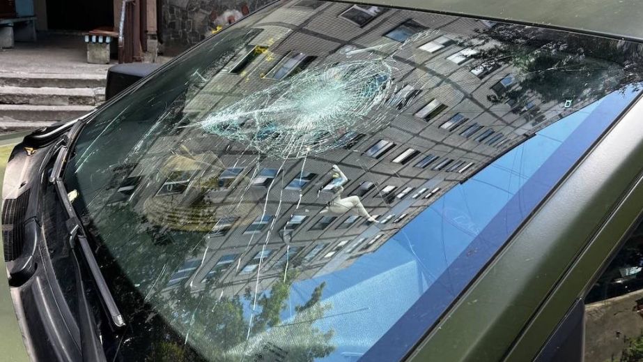 Крушил авто и бросался на полицейских: в Днепре силой задержали агрессивного мужчину с инвалидностью