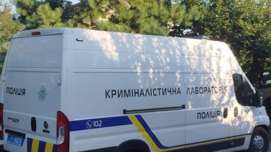 Вонзила нож в грудь и вызвала полицию: в Каменском женщина убила сожителя