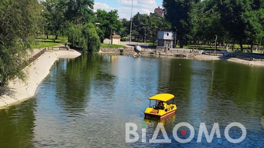 Спека, озеро, катамарани: що варто знати дніпрянам про відпочинок у парку Глоби (ФОТО, ВІДЕО)