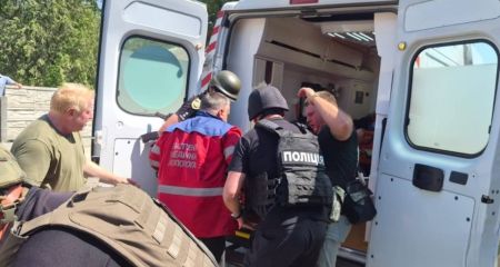 "Держись, друг, довезу": полицейский офицер общины спас раненого во время атаки на Каменский район (ВИДЕО)