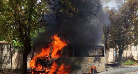 Вражеский удар по Никополю: погиб водитель рейсового автобуса, его коллега получил ранение