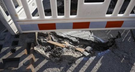 В Днепре, в самом центре, расширяется провал: яма уже заняла полосу движения