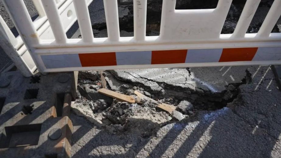 У Дніпрі в самому центрі розростається провалля: яма вже зайняла смугу руху