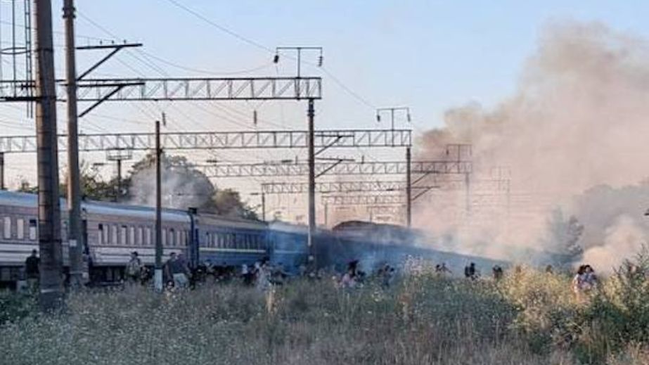 Реактивний "шахед" влетів у кабіну пасажирського поїзду Одеса-Дніпро: машиніст та його помічник загинули (ФОТО)