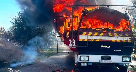 У Нікопольському районі окупанти повторно атакували рятувальників під час гасіння пожежі