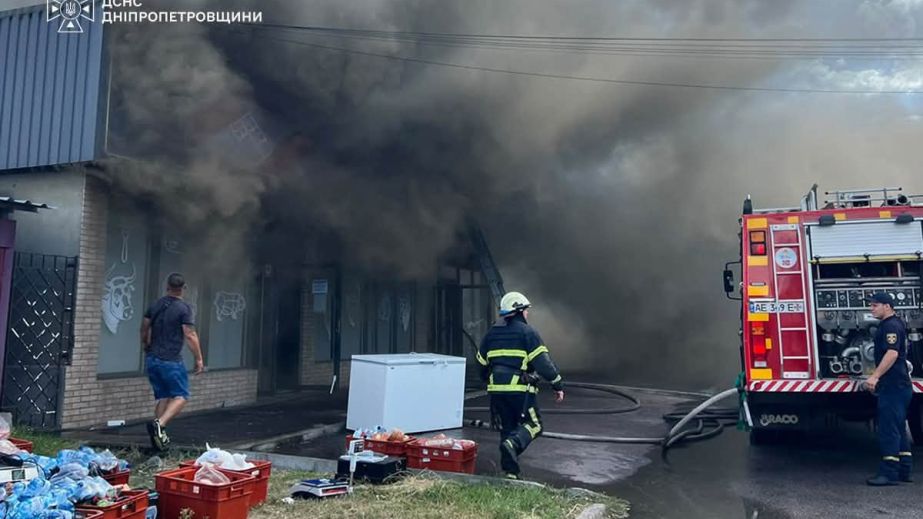 Два часа боролись с пламенем: спасатели показали последствия возгорания МАФов в Каменском (ФОТО)