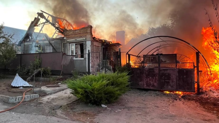 Загибла людина та 14 постраждалих: вночі 16 серпня ворог здійснив масовану атаку на Кривий Ріг та Нікопольщину