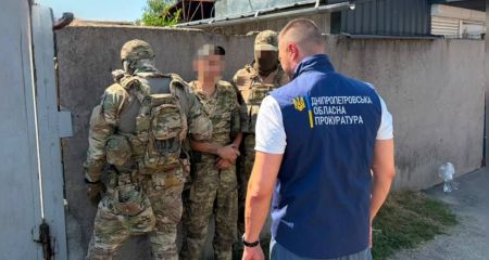 У Дніпрі викрили псевдоправоохоронця, який вимагав майже $20 тисяч за "фіктивну службу"