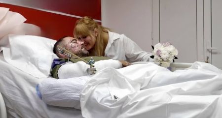 У лікарні Дніпра поранений військовий одружився з коханою після 8 років стосунків